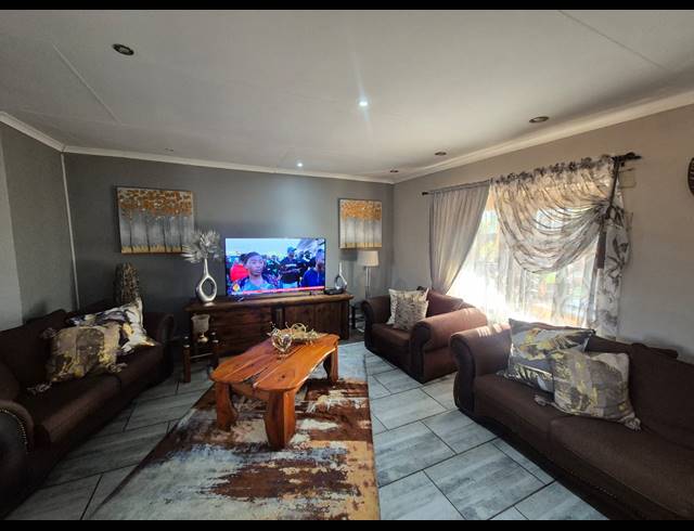 2 BEDROOM TOWNHOUSE FOR SALE IN VANDERBIJLPARK SW 5